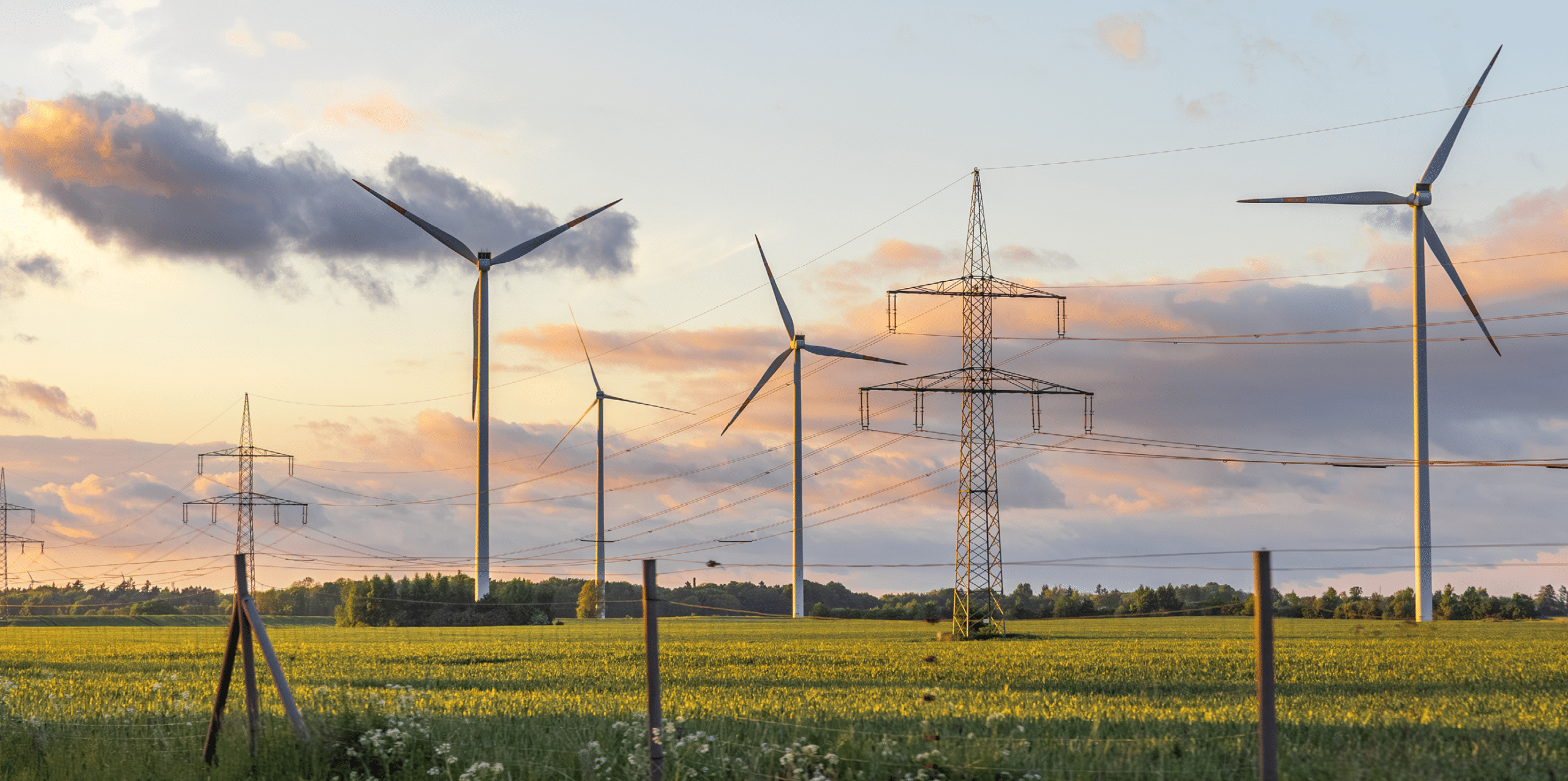 Windräder und Strommasten Stadtwerke Blogbeitrag Header